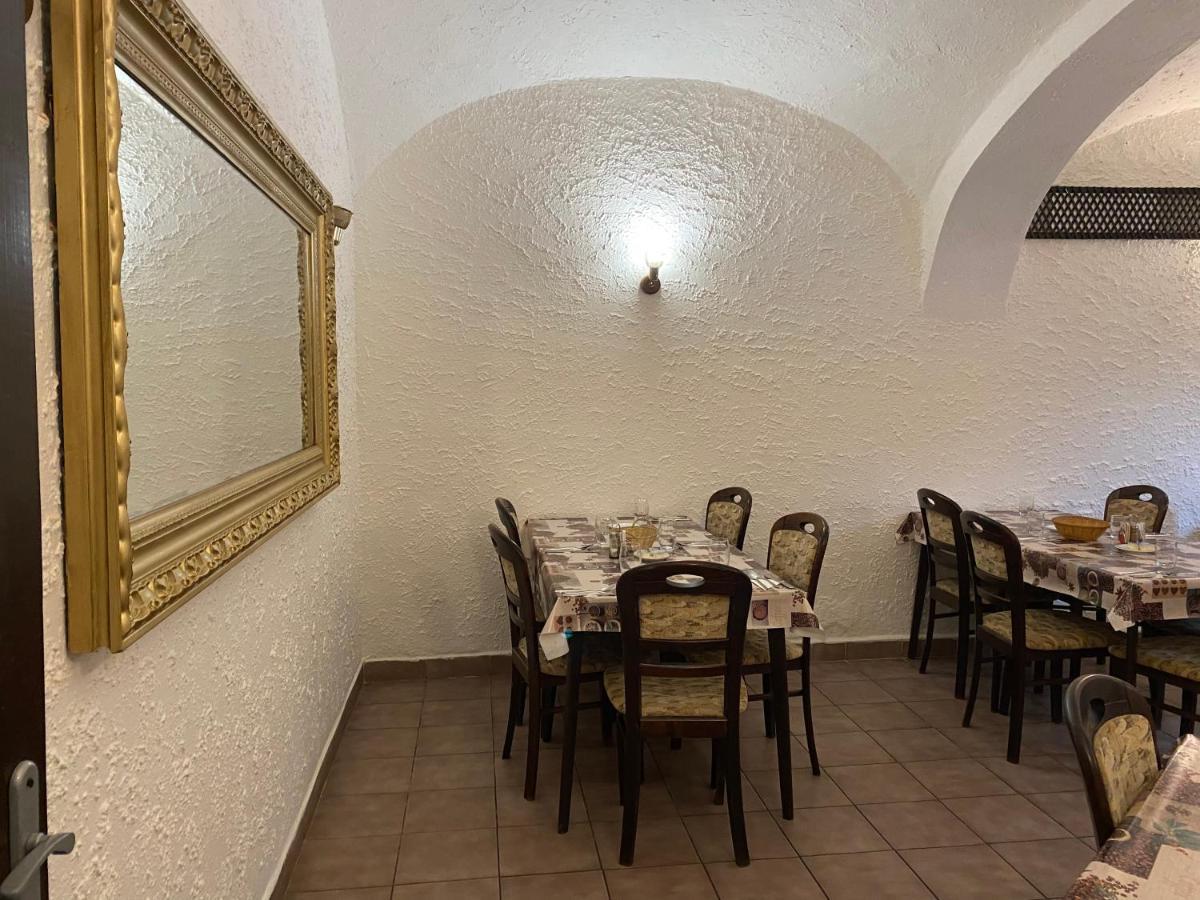 Restaurant Motel Hana Barbara Gastro Sro Ostretin Buitenkant foto