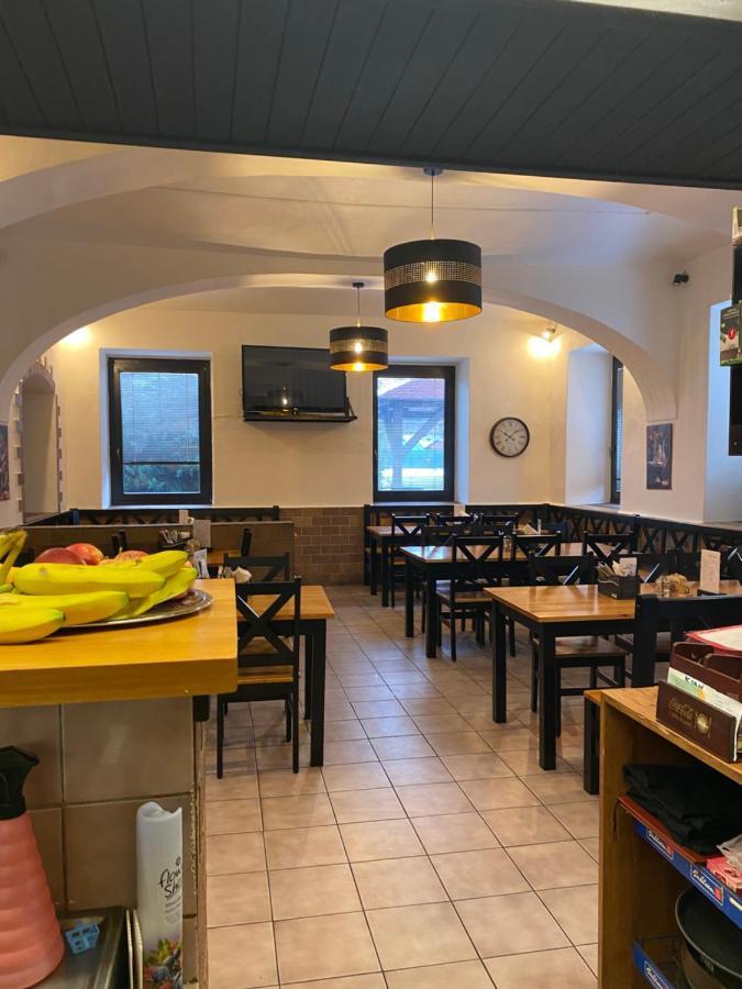 Restaurant Motel Hana Barbara Gastro Sro Ostretin Buitenkant foto