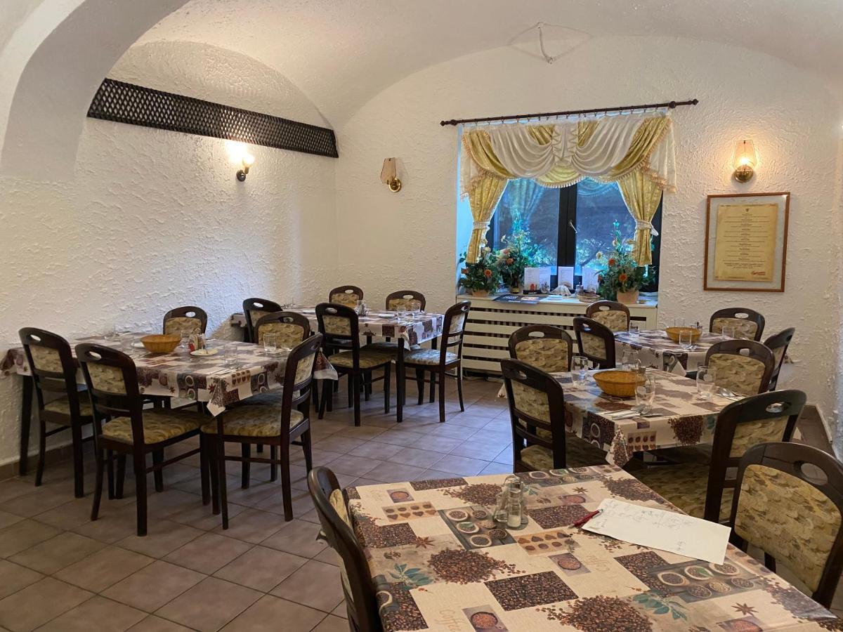 Restaurant Motel Hana Barbara Gastro Sro Ostretin Buitenkant foto